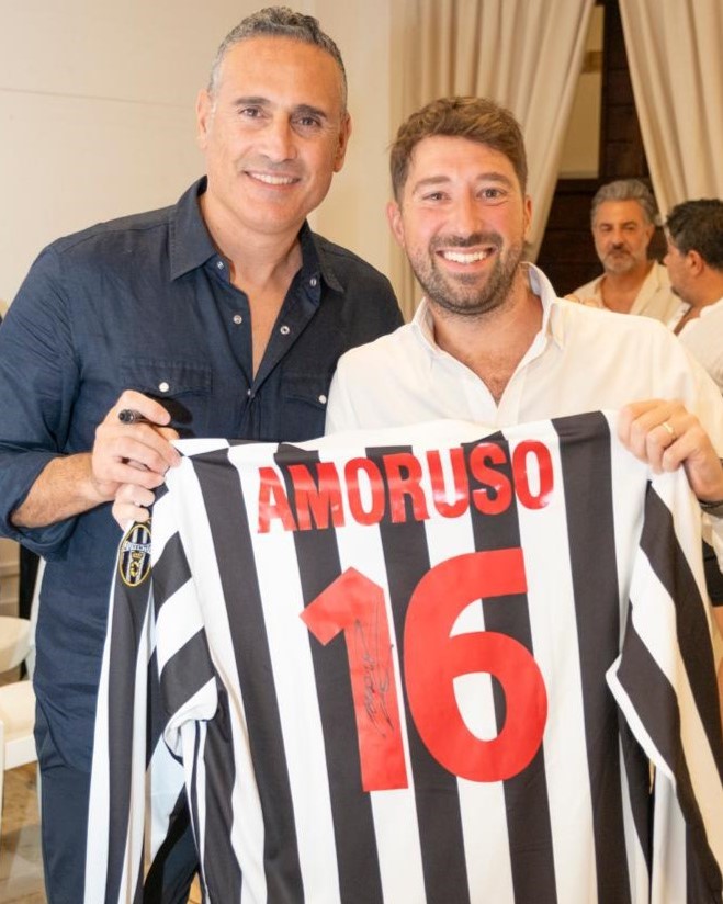 Claudio Messa con Lorenzo Amoruso e una maglia Juventus autografata