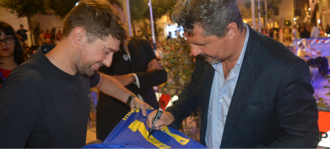 Claudio Messa firma una maglia durante un evento del Juventus Official Fan Club Bari