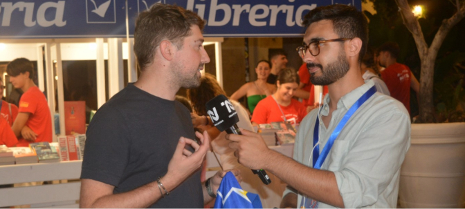 Claudio Messa intervistato durante un evento serale