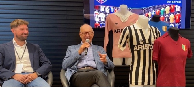 Claudio Messa al talk del Football Jersey Expo, accanto alle maglie esposte