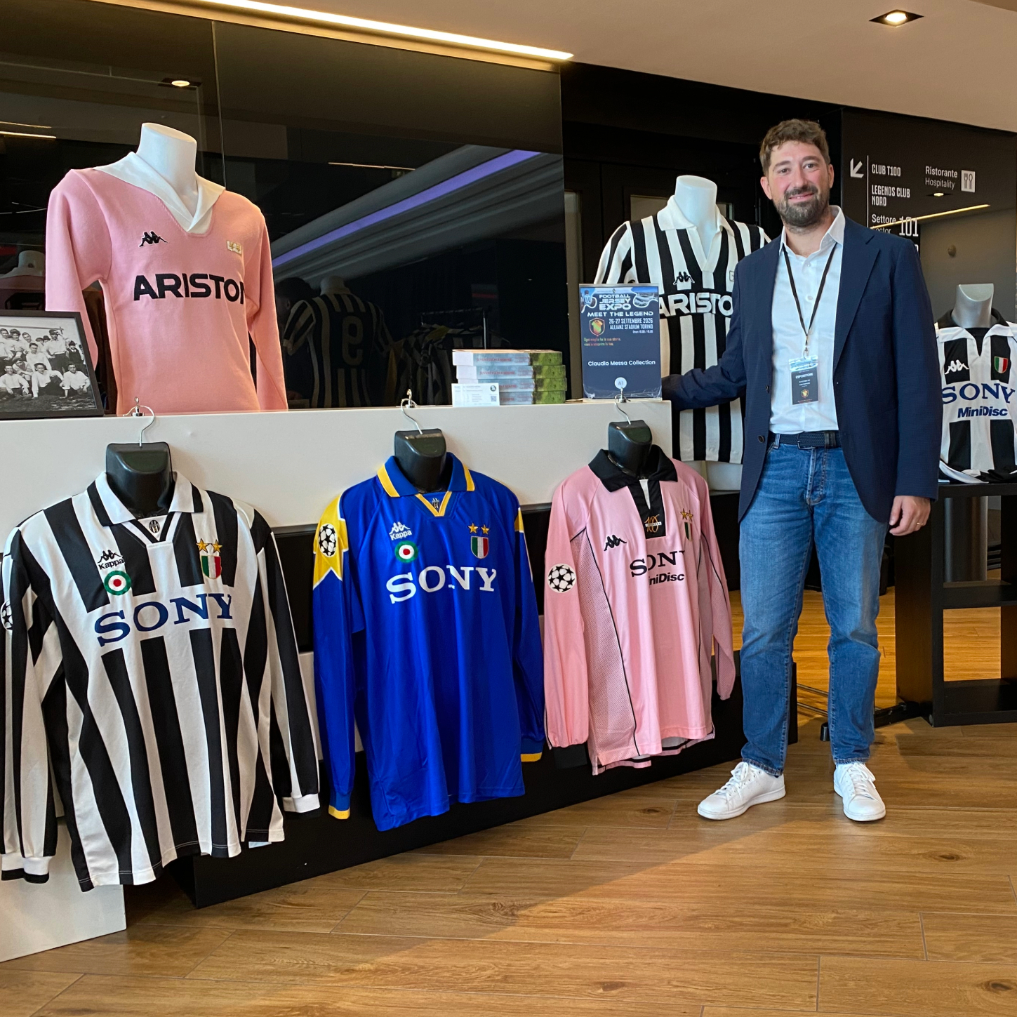 Claudio Messa accanto alle maglie storiche Juventus esposte al Football Jersey Expo, Allianz Stadium Torino